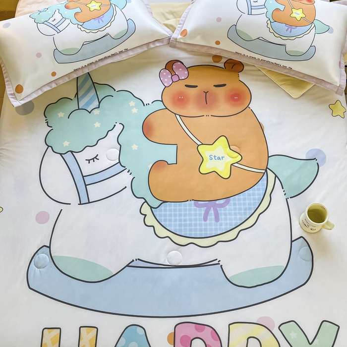 91家纺网 家纺一手货源 找家纺 博雅 2025新款A类大版数码印花冰丝凉席可组合凉感丝夏被-卡皮巴拉 木马卡皮巴拉