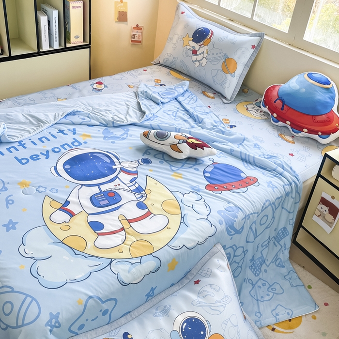 91家纺网 家纺一手货源 找家纺 博雅 2025新款A类大版数码印花冰丝凉席可组合凉感丝夏被-宇航员 绘画宇航员