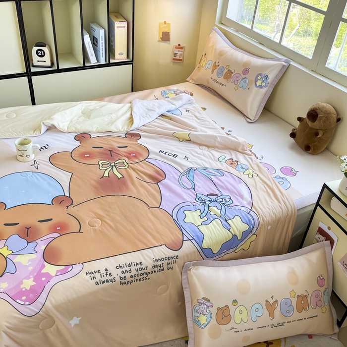 91家纺网 家纺一手货源 找家纺 博雅 2025新款A类大版数码印花冰丝凉席可组合凉感丝夏被-卡皮巴拉 许愿瓶卡皮巴拉