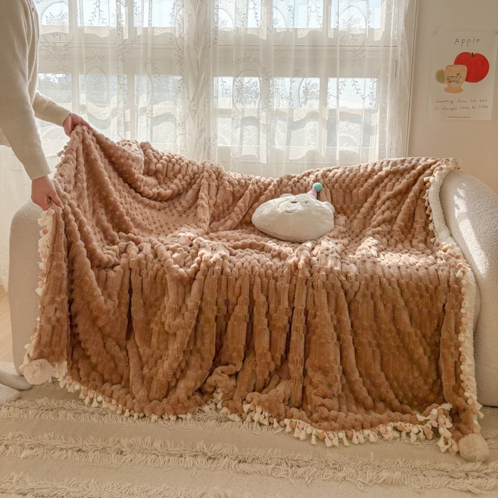 91家纺网 家纺一手货源 找家纺 潮邦创意家居 2025新款 奶芙绒流苏球毛毯 焦糖咖
