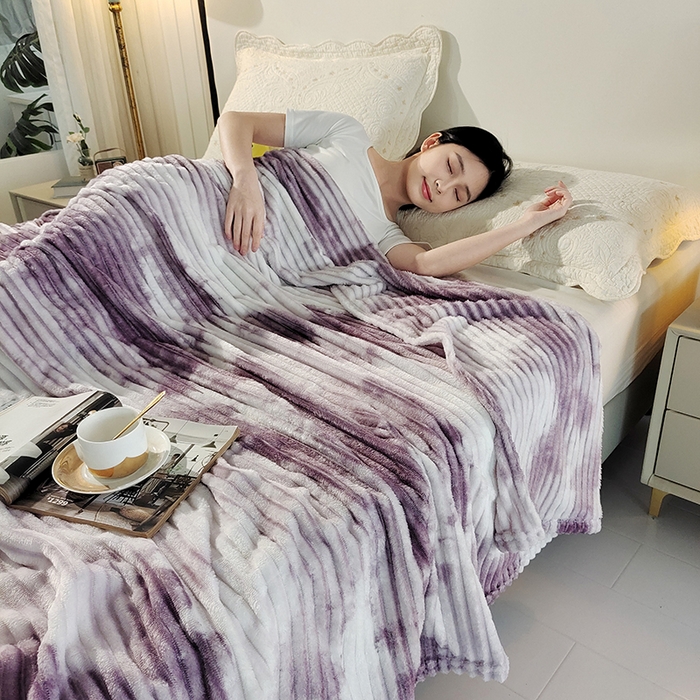 91家纺网 家纺一手货源 找家纺 巴木赫2025新款200g水墨印染抽条毛毯毯子 紫色