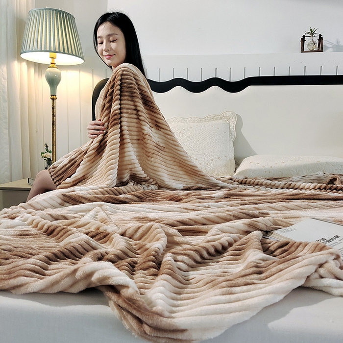 91家纺网 家纺一手货源 找家纺 巴木赫2025新款200g水墨印染抽条毛毯毯子 浅咖