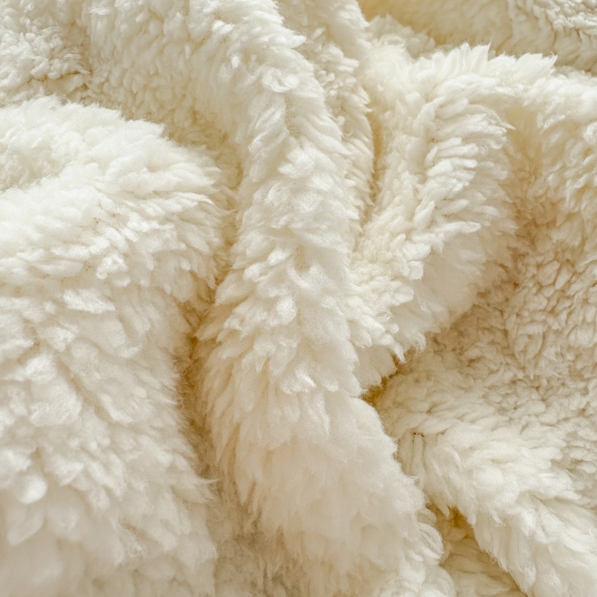 91家纺网 家纺一手货源 找家纺 潮邦创意家居 2025新款 奶芙绒流苏球毛毯 焦糖咖