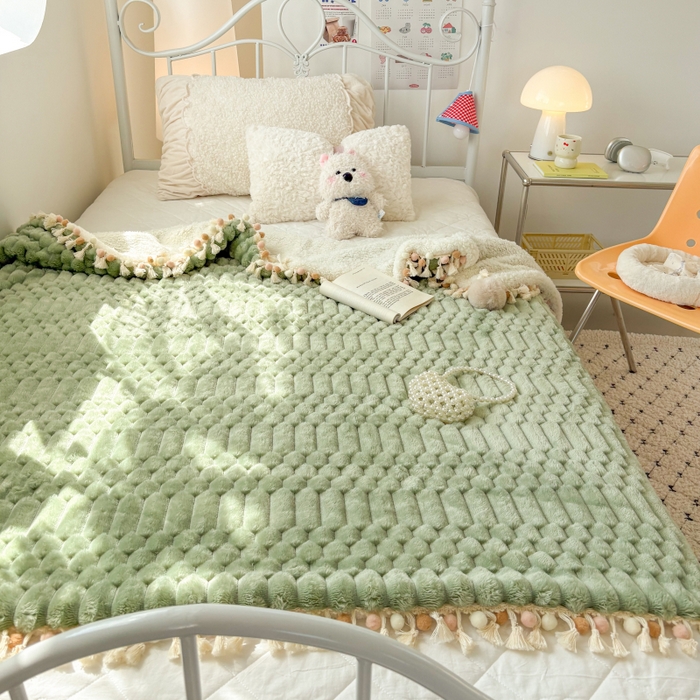 91家纺网 家纺一手货源 找家纺 潮邦创意家居 2025新款 奶芙绒流苏球毛毯 薄荷绿