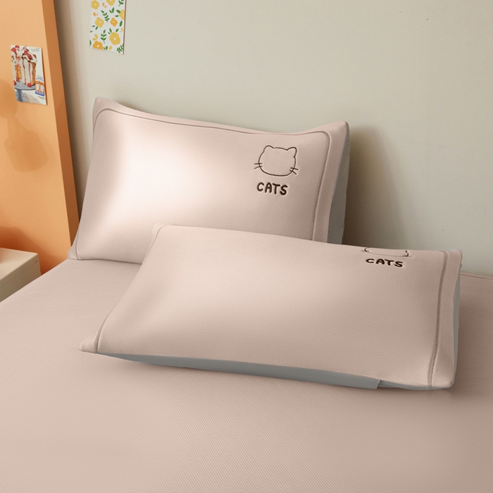 91家纺网 家纺一手货源 找家纺 全季家居 2025新款5A抗菌碳光卡通贴布系列冰丝席 床笠款-胖脸猫咪-淡粉