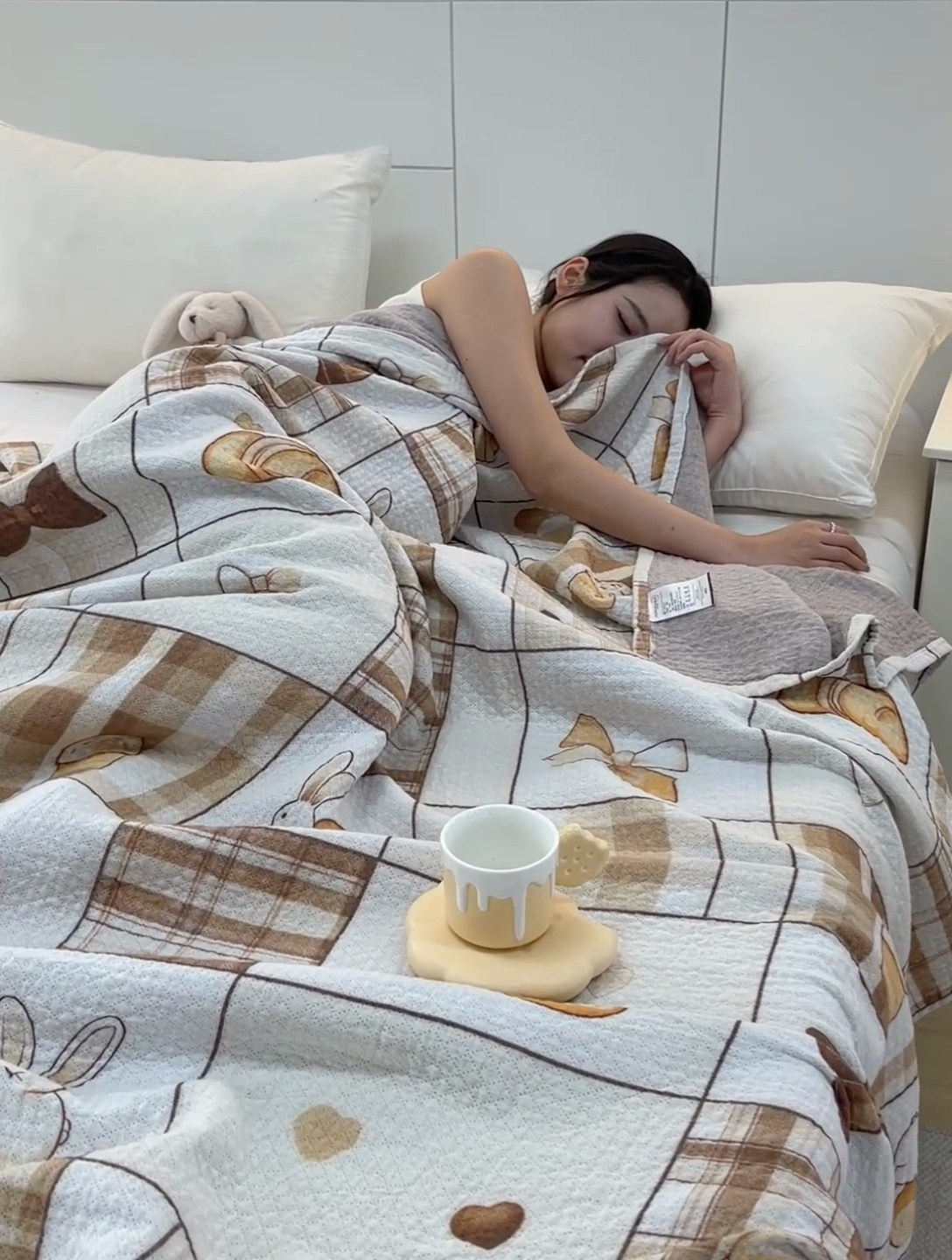 91家纺网 家纺一手货源 找家纺 乐家毛巾被（工厂自产自销） 2025春夏新款三层全棉纯棉印花毛巾被 面包兔子