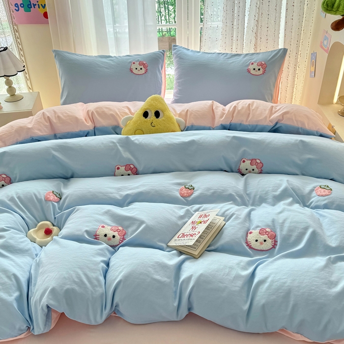 91家纺网 家纺一手货源 找家纺 优卡迪家纺馆 2025新款水洗棉毛巾绣四件套（下载文件夹包含买家秀） 草莓KT-天蓝