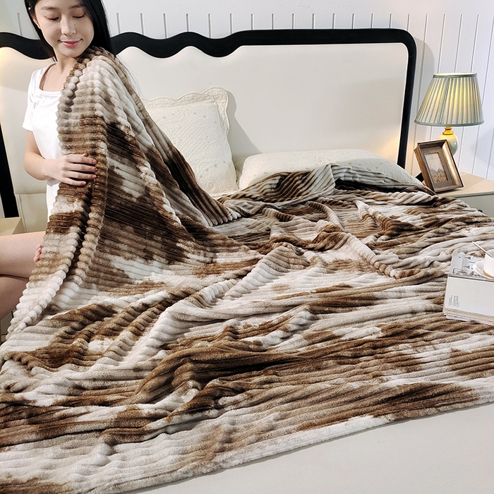 91家纺网 家纺一手货源 找家纺 巴木赫2025新款200g水墨印染抽条毛毯毯子 棕色