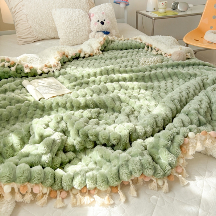 91家纺网 家纺一手货源 找家纺 潮邦创意家居 2025新款 奶芙绒流苏球毛毯 薄荷绿