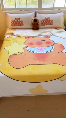 91家纺网 家纺一手货源 找家纺 博雅 2025新款A类大版数码印花冰丝凉席可组合凉感丝夏被-卡皮巴拉 月亮卡皮巴拉