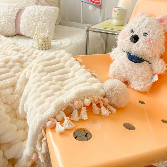 91家纺网 家纺一手货源 找家纺 潮邦创意家居 2025新款 奶芙绒流苏球毛毯 绵云白