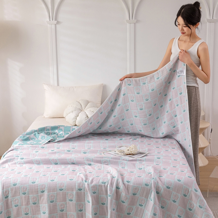 91家纺网 家纺一手货源 找家纺 乐家毛巾被（工厂自产自销） 2025春夏新款亲肤舒适六层纱布被 粉色方格郁金香