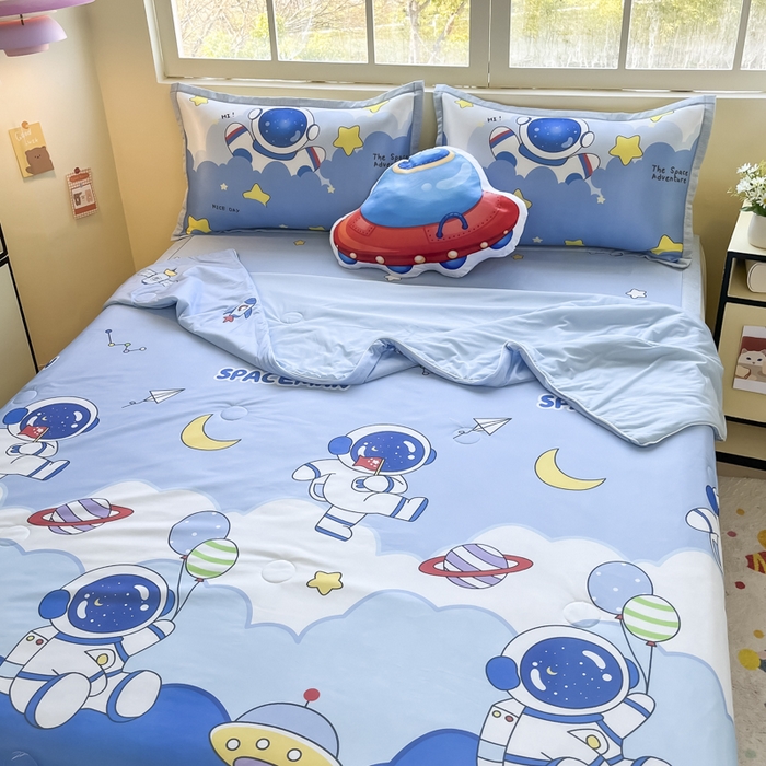 91家纺网 家纺一手货源 找家纺 博雅 2025新款A类大版数码印花冰丝凉席可组合凉感丝夏被-宇航员 太空漫步