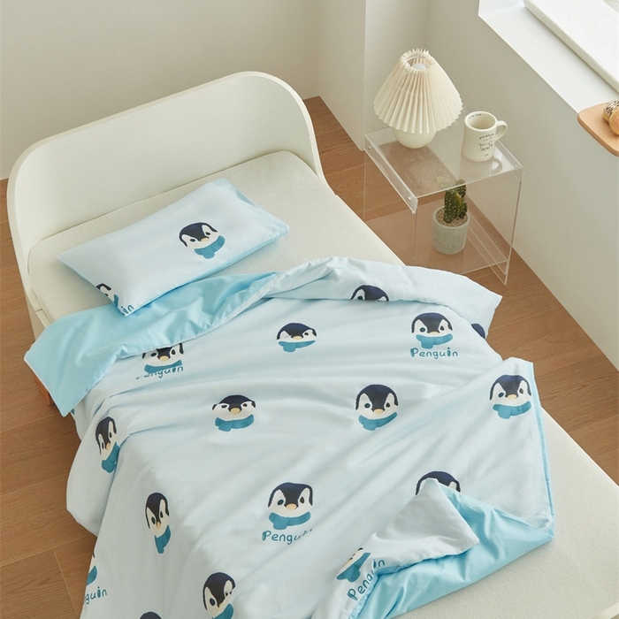 91家纺网 家纺一手货源 找家纺 艾佳宝贝 2025新款A类儿童全棉多功能单被套可拆式夏被 乖萌小企鹅