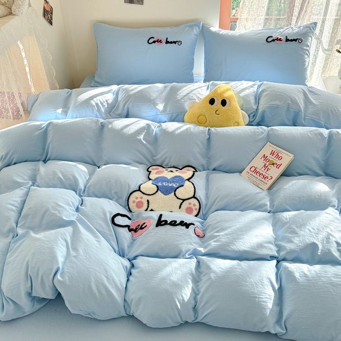 91家纺网 家纺一手货源 找家纺 优卡迪家纺馆 2025新款水洗棉毛巾绣四件套（下载文件夹包含买家秀） 开心熊-天空蓝