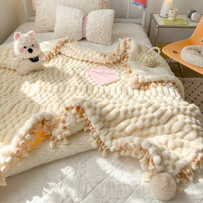 91家纺网 家纺一手货源 找家纺 潮邦创意家居 2025新款 奶芙绒流苏球毛毯 绵云白