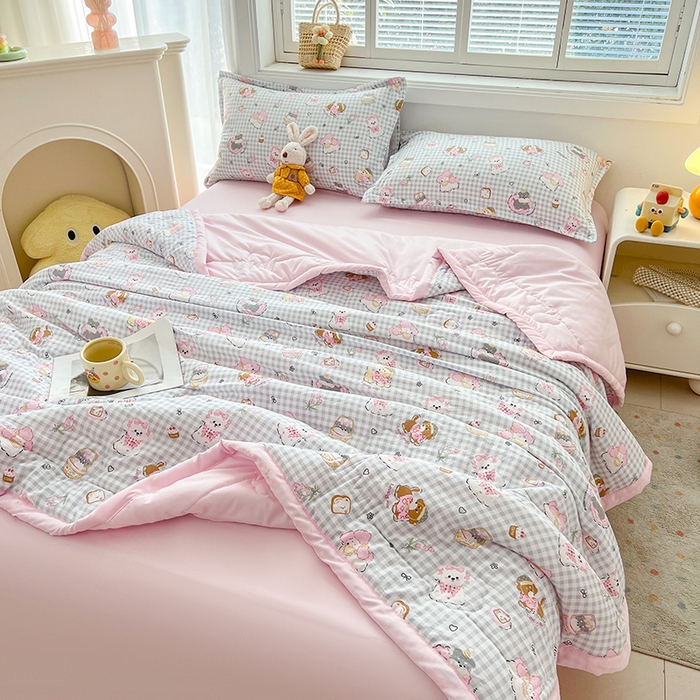 91家纺网 家纺一手货源 找家纺 西域种棉人·千百笠 2025新款A类新疆棉花夏凉被加宽包边水洗棉卡通印花吸湿透气棉花夏被空调被 凌香 童趣