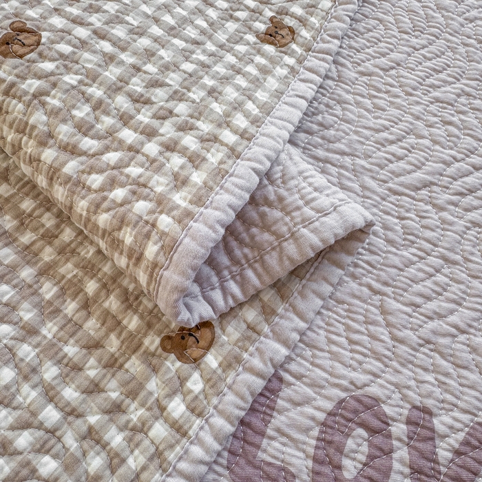 91家纺网 家纺一手货源 找家纺 宜梦家居【需要买家秀请联系老板】 2025新款双面纯棉夹层新疆棉花高温砂洗全棉床盖 呆萌熊咖