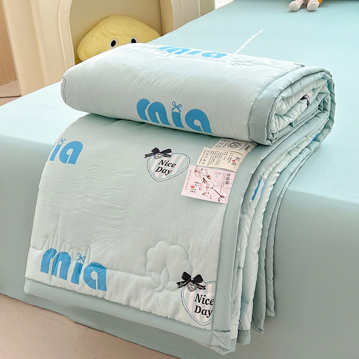 91家纺网 家纺一手货源 找家纺 西域种棉人·千百笠 2025新款A类新疆棉花夏凉被加宽包边水洗棉卡通印花吸湿透气棉花夏被空调被 凌香 字母