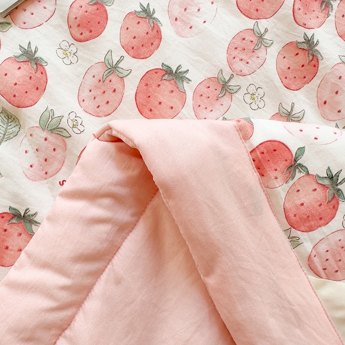 91家纺网 家纺一手货源 找家纺 西域种棉人·千百笠 2025新款A类新疆棉花夏凉被加宽包边水洗棉卡通印花吸湿透气棉花夏被空调被 凌香 草莓