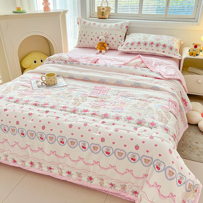 91家纺网 家纺一手货源 找家纺 西域种棉人·千百笠 2025新款A类新疆棉花夏凉被加宽包边水洗棉卡通印花吸湿透气棉花夏被空调被 凌香 泰迪熊