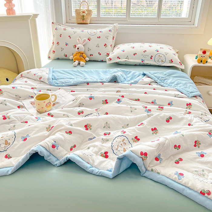 91家纺网 家纺一手货源 找家纺 西域种棉人·千百笠 2025新款A类新疆棉花夏凉被加宽包边水洗棉卡通印花吸湿透气棉花夏被空调被 凌香 草莓兔