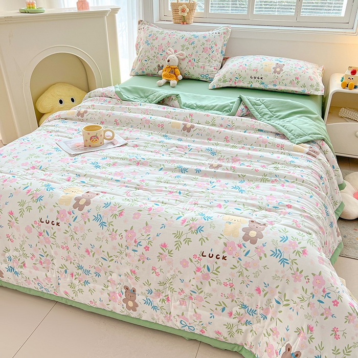 91家纺网 家纺一手货源 找家纺 西域种棉人·千百笠 2025新款A类新疆棉花夏凉被加宽包边水洗棉卡通印花吸湿透气棉花夏被空调被 凌香 躲猫猫