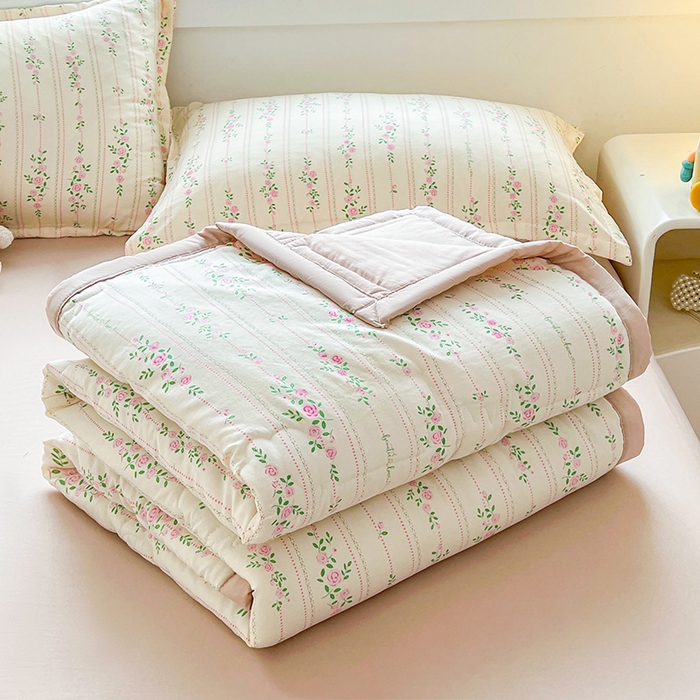 91家纺网 家纺一手货源 找家纺 西域种棉人·千百笠 2025新款A类新疆棉花夏凉被加宽包边水洗棉卡通印花吸湿透气棉花夏被空调被 凌香 紫藤花