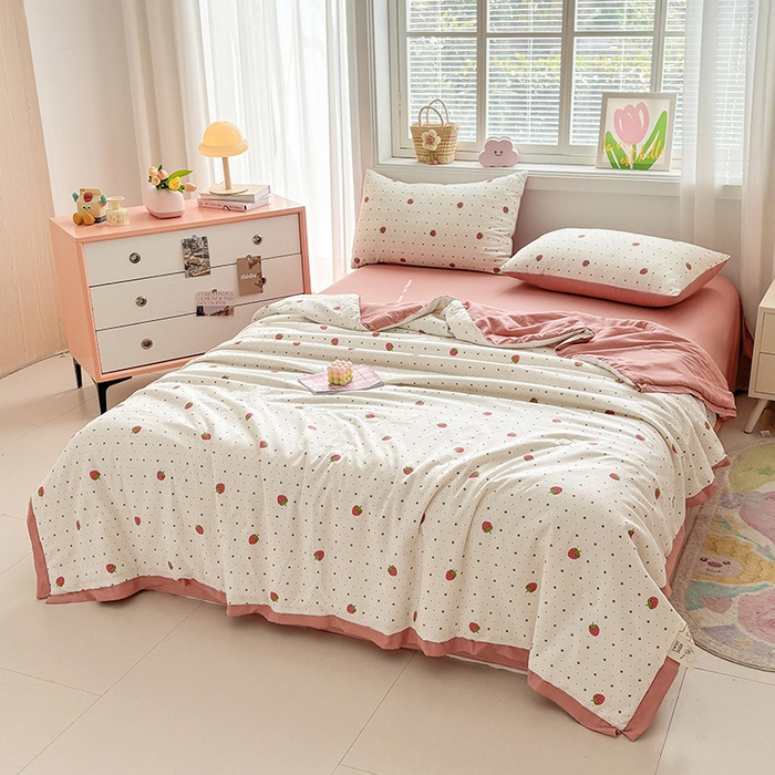 91家纺网 家纺一手货源 找家纺 金喜 2025新款小清新风格有氧针织双层纱大豆被夏被四件套 草莓物语