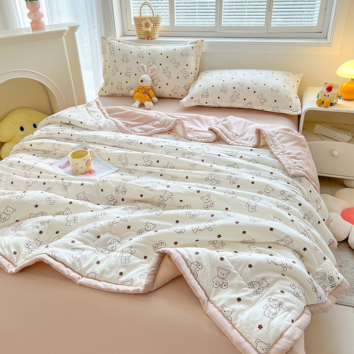 91家纺网 家纺一手货源 找家纺 西域种棉人·千百笠 2025新款A类新疆棉花夏凉被加宽包边水洗棉卡通印花吸湿透气棉花夏被空调被 凌香 云朵熊