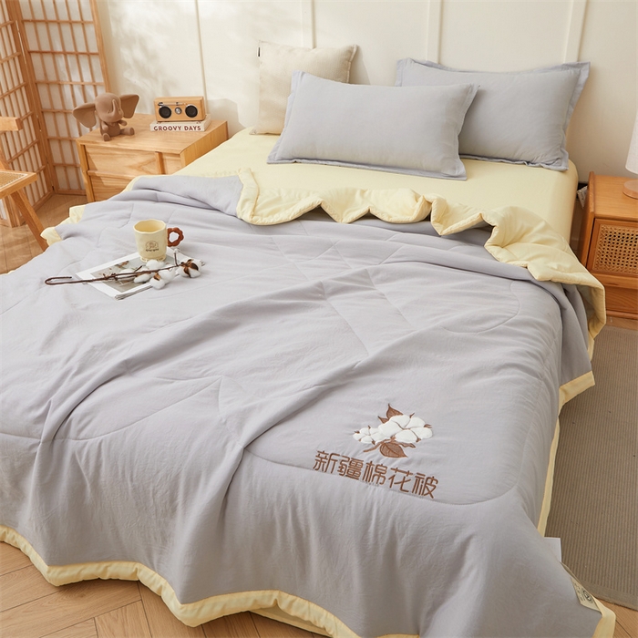 91家纺网 家纺一手货源 找家纺 西域种棉人·千百笠 2025新款A类100%新疆棉花夏凉被纯棉全棉填充毛巾绣绣花纯色双拼原棉空调被夏被 云暖-云雾灰