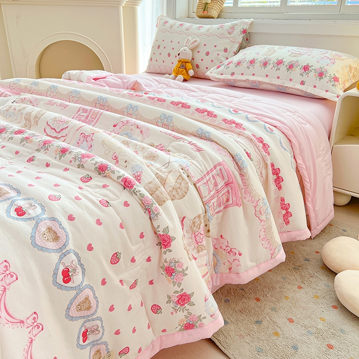 91家纺网 家纺一手货源 找家纺 西域种棉人·千百笠 2025新款A类新疆棉花夏凉被加宽包边水洗棉卡通印花吸湿透气棉花夏被空调被 凌香 泰迪熊