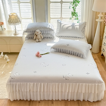 91家纺网 家纺一手货源 找家纺 优贝 2025新款直播爆款卡皮巴拉系列冰豆豆凉席床裙款 小熊-灰