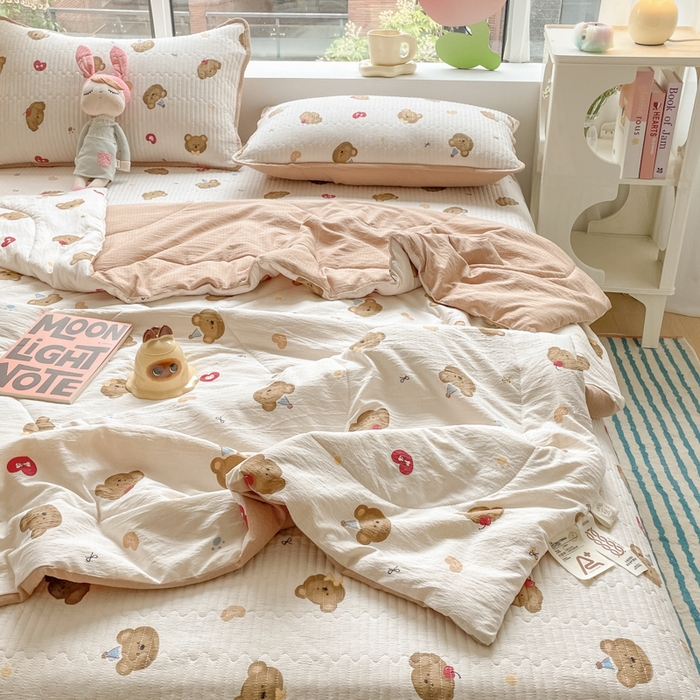 91家纺网 家纺一手货源 找家纺 老帅的工厂店 2025新款a类云感双层纱7a抗菌夏被床盖四件套 快乐小熊