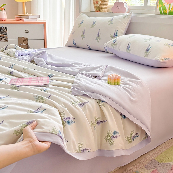 91家纺网 家纺一手货源 找家纺 金喜 2025新款小清新风格有氧针织双层纱大豆被夏被四件套 薰衣草