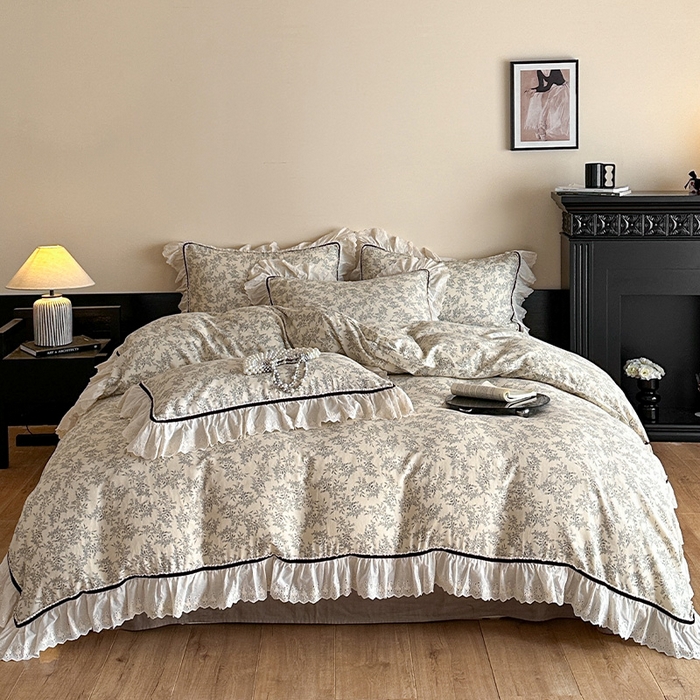 91家纺网 家纺一手货源 找家纺 蓝邻家纺 2025春夏新款全棉纯棉复古双层纱花边织带款四件套 瑞莎-深灰