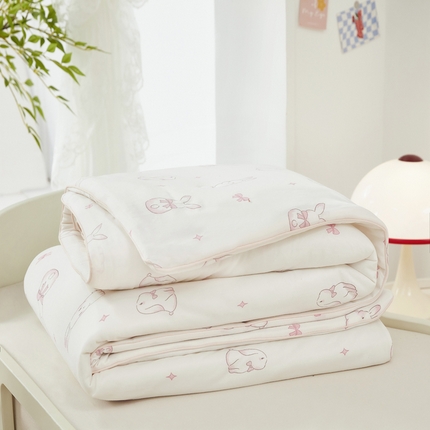 91家纺网 家纺一手货源 找家纺 （总）丝涟家居 2025新款A类双面针织棉卡通小清新滚绳工艺夏被,小挖机,小恐龙,草莓熊,熊猫乐园,波点狗,田园兔,乖乖兔,动物世界,布丁狗,茶杯狗,动物乐园,欢乐曲奇,恐龙时代,小恐龙,小企鹅,宇航员,郁金香兔,字母熊,木马熊