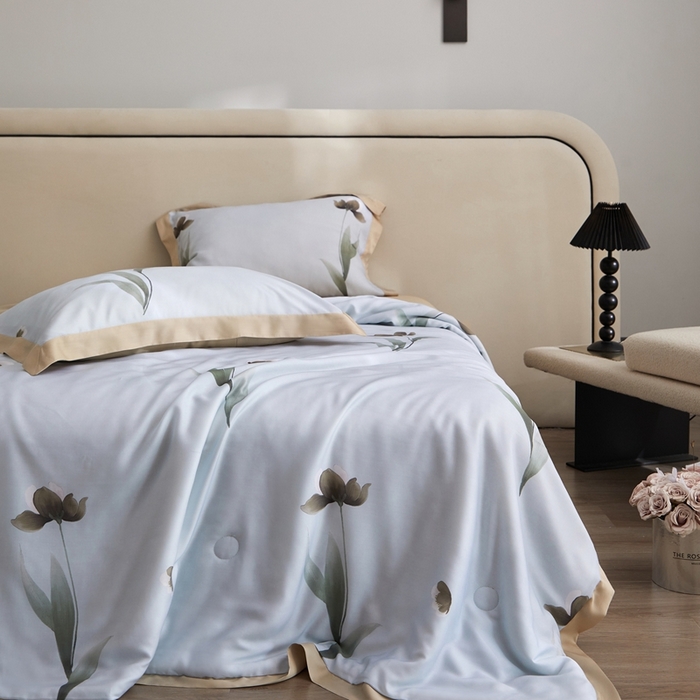 91家纺网 家纺一手货源 找家纺 薏思家纺 2025新款50支莱赛尔天丝数码印花夏被+四件套（礼盒包装） 半弦春漫