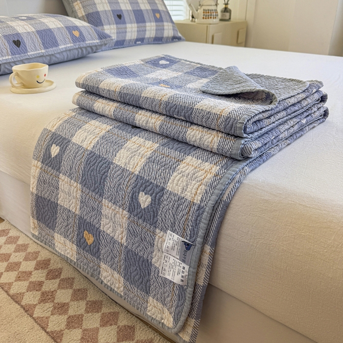 91家纺网 家纺一手货源 找家纺 宜梦家居【需要买家秀请联系老板】 2025新款双面纯棉夹层新疆棉花高温砂洗全棉床盖 爱达拉蓝