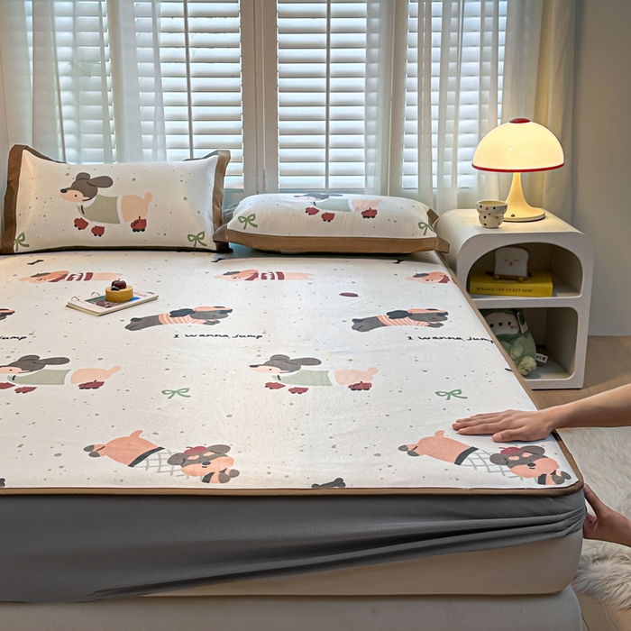 91家纺网 家纺一手货源 找家纺 花言狐语 2025新款真冰藤印花床笠款凉席 腊肠狗