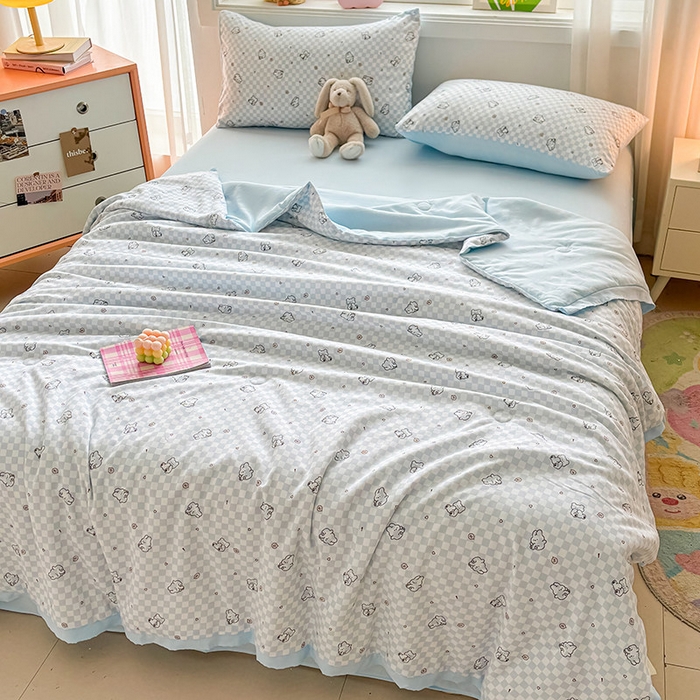 91家纺网 家纺一手货源 找家纺 金喜 2025新款小清新风格有氧针织双层纱大豆被夏被四件套 小熊派对