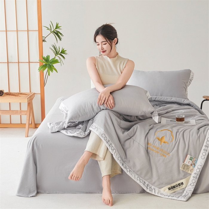 91家纺网 家纺一手货源 找家纺 西域种棉人·千百笠 2025新款A类100%新疆棉花夏凉被纯棉全棉填充毛巾绣绣花纯色双拼原棉空调被夏被 千寻星光灰