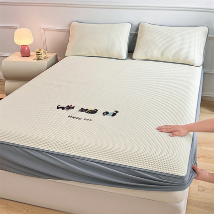 2025年新款乙纶华夫格刺绣熊猫漫野冰豆豆系列猫咪-米白-床笠款