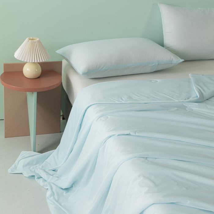 91家纺网 家纺一手货源 找家纺 瑜珠家纺 2025新款瑜珠云母凉感丝夏被 月光蓝