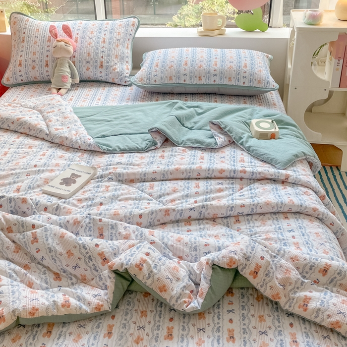 91家纺网 家纺一手货源 找家纺 老帅的工厂店 2025新款a类云感双层纱7a抗菌夏被床盖四件套 蝴蝶结熊