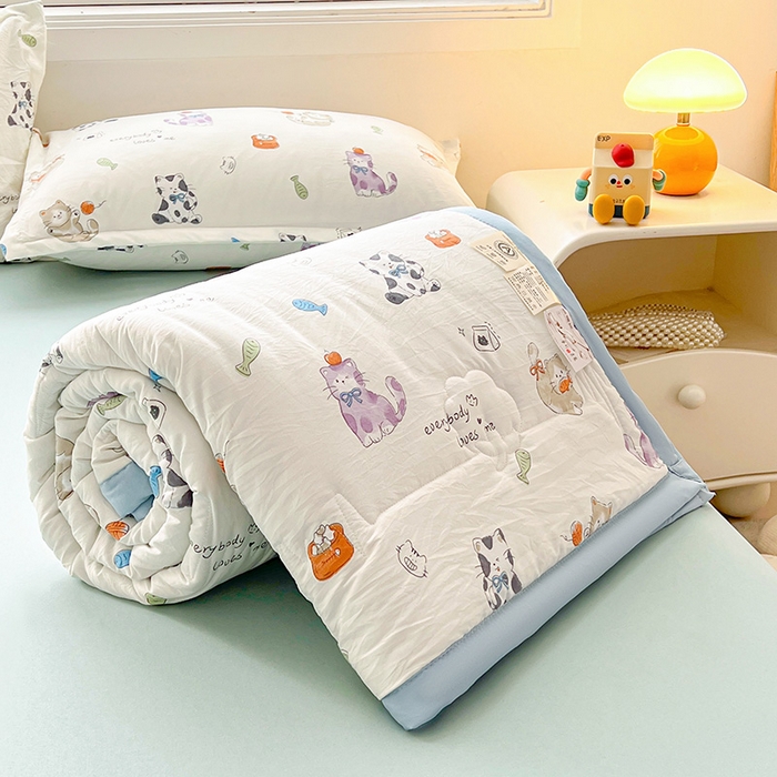 91家纺网 家纺一手货源 找家纺 西域种棉人·千百笠 2025新款A类新疆棉花夏凉被加宽包边水洗棉卡通印花吸湿透气棉花夏被空调被 凌香 许愿猫