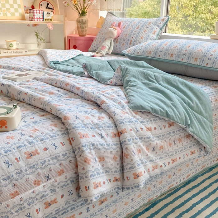 91家纺网 家纺一手货源 找家纺 老帅的工厂店 2025新款a类云感双层纱7a抗菌夏被床盖四件套 蝴蝶结熊