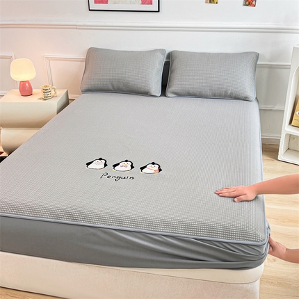 2025年新款乙纶华夫格刺绣熊猫漫野冰豆豆系列企鹅灰-床笠款