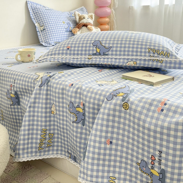 91家纺网 家纺一手货源 找家纺 新印象  2025新款花边老粗布床单款床笠款三件套蓝色小恐龙