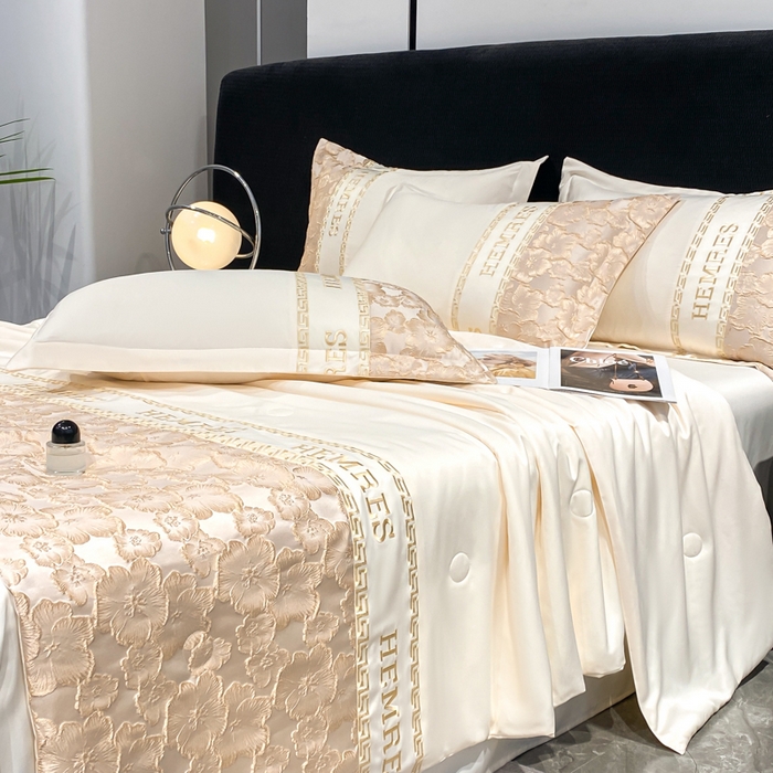 91家纺网 家纺一手货源 找家纺 子曰 2025新款金丝提花浮雕刺绣水洗真丝夏被四件套夏凉被空调被 花开朵朵-米白